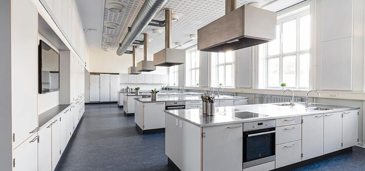 Kolon Total Inventar laver skoleinventar, der holder